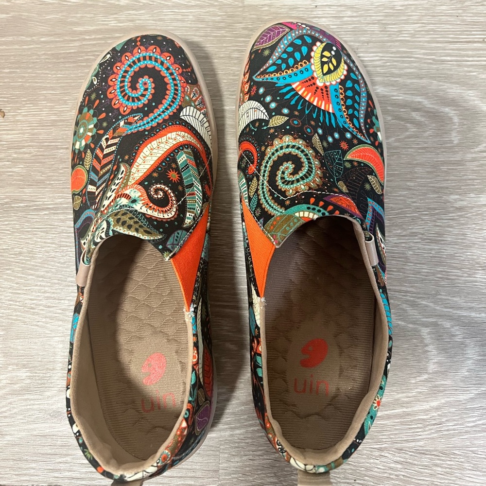 UIN walking shoes